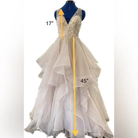 WEDDING DRESS - SOTTERO and  MIDGLEY - Size 8 - Picture 14 of 15